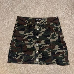 Camo mini skirt button up front Like new